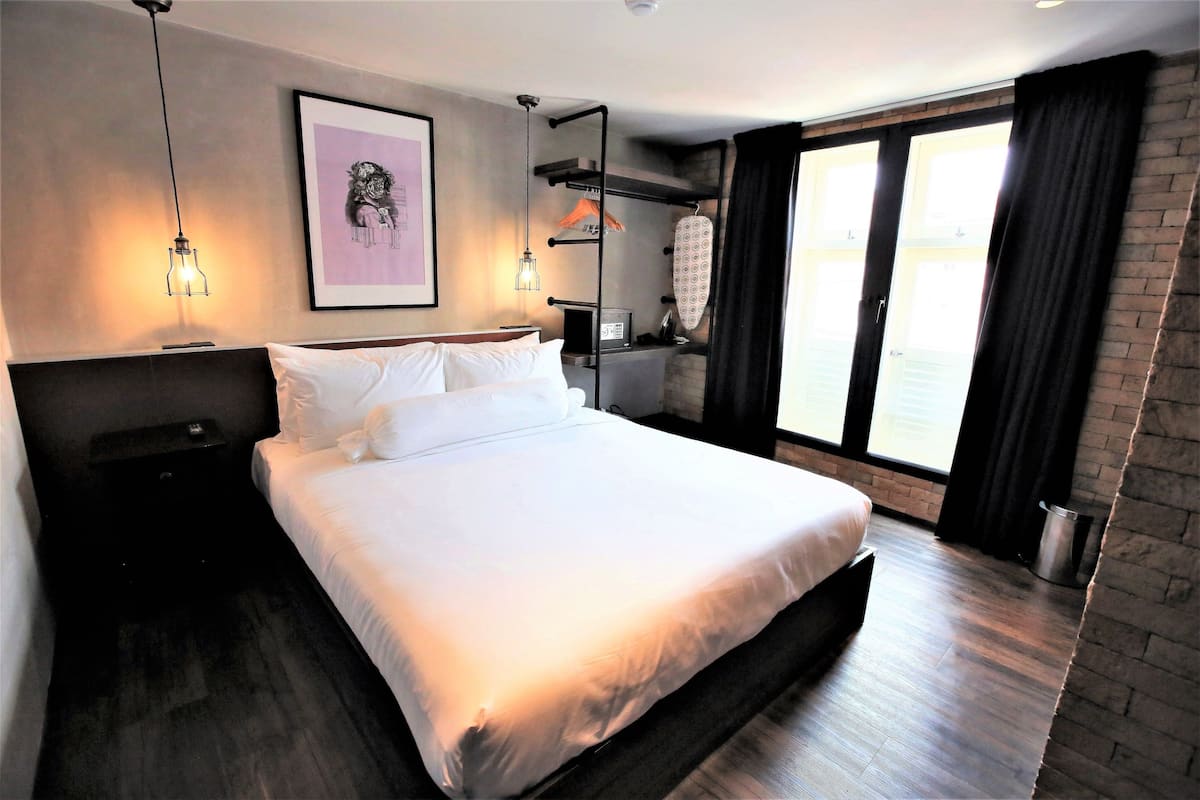 Quarto superior, 1 cama Queen | Frigobar, cofres nos quartos, escrivaninha