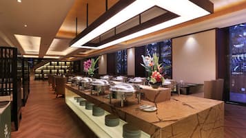Daily buffet breakfast (CNY 38 per person)
