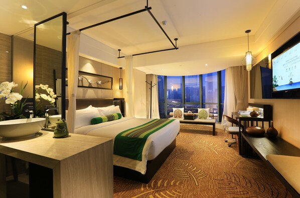 Desk, laptop workspace, blackout drapes, soundproofing - Relaxed Season Hotel - Foshan (Foshan)