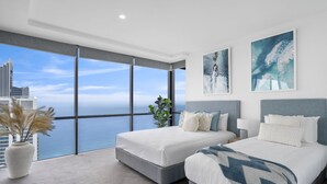 Ático, 4 habitaciones, vistas al mar | Cortinas opacas, tabla de planchar con plancha, wifi gratis