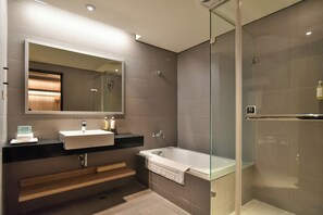 Kamar Standar, Beberapa Tempat Tidur, pemandangan kota (High Floor) | Kamar mandi | Pengering rambut, jubah mandi, sandal, dan handuk