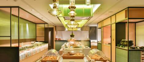 Un bufé con diversos alimentos y una decoración de interiores moderna.