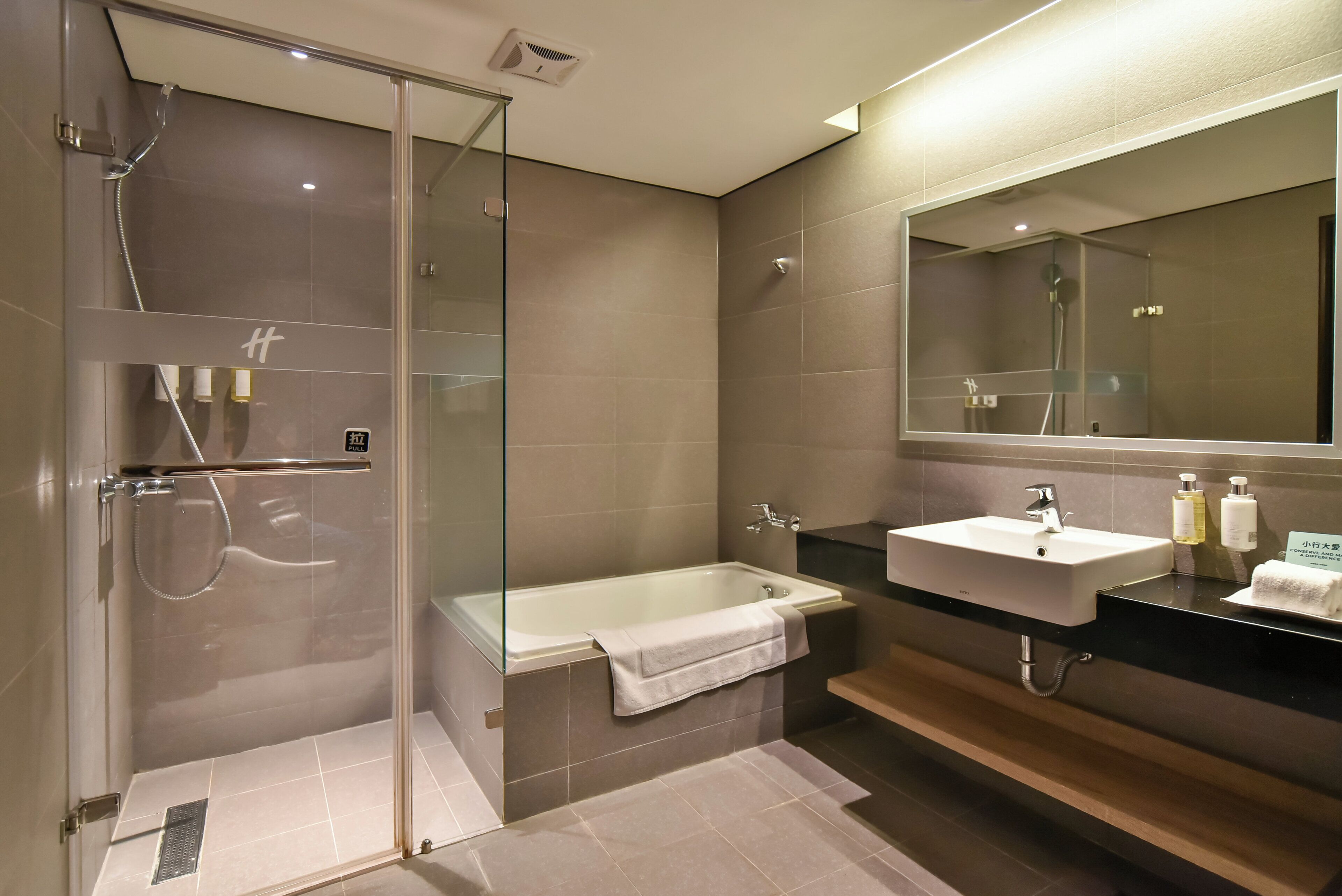 1 bedroom, premium bedding, down duvets, free minibar