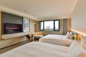 Premium bedding, down comforters, free minibar, in-room safe - Holiday Inn Taoyuan Airport by IHG (Taoyuan City)