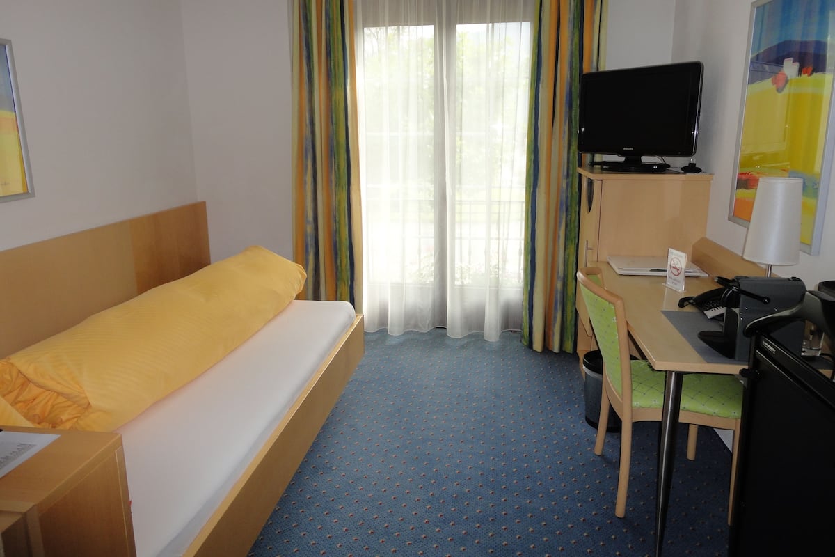 Single Room | Minibar, in-room safe, desk, soundproofing