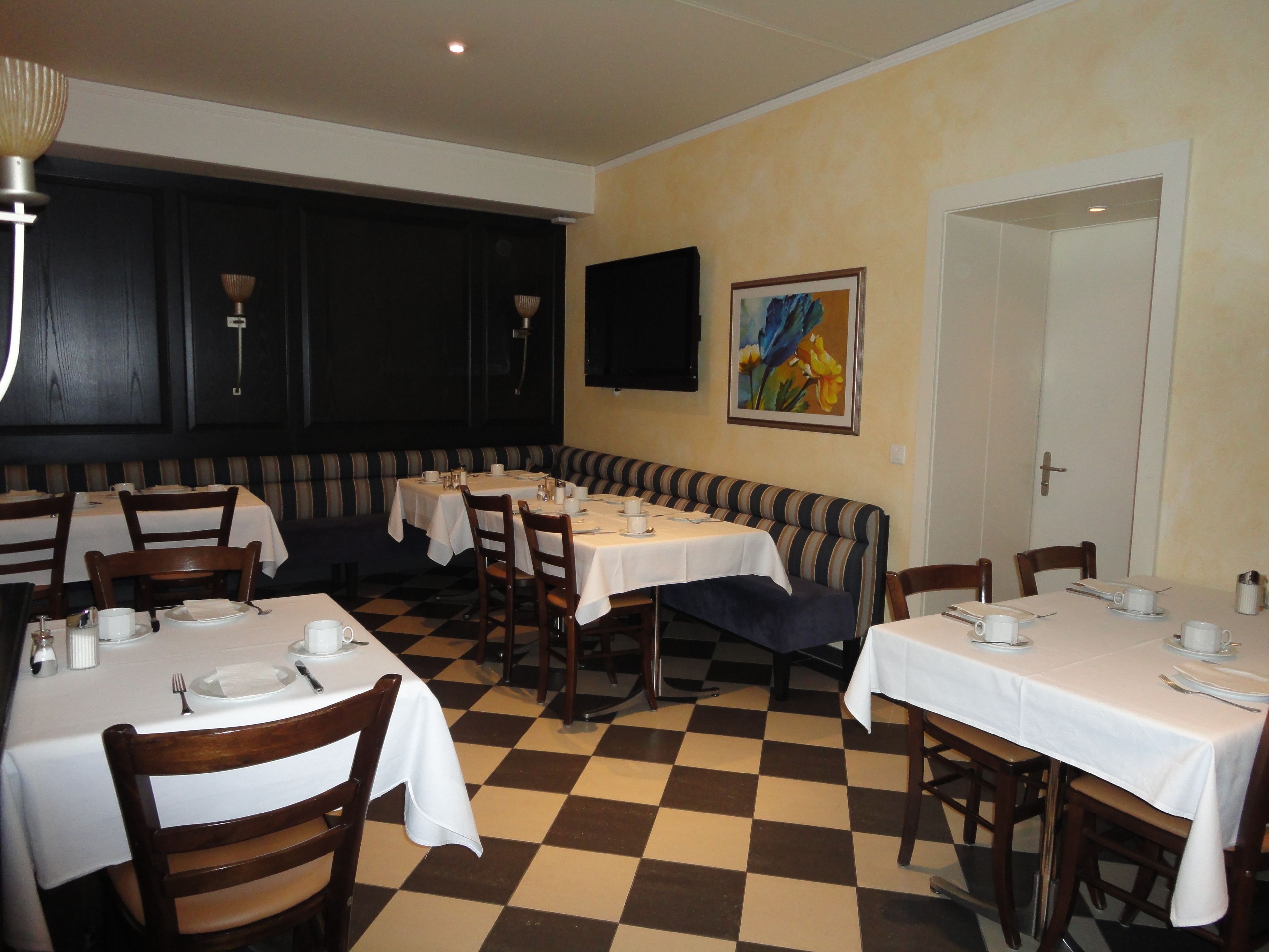 lunch, dinner served; italian cuisine, garden views