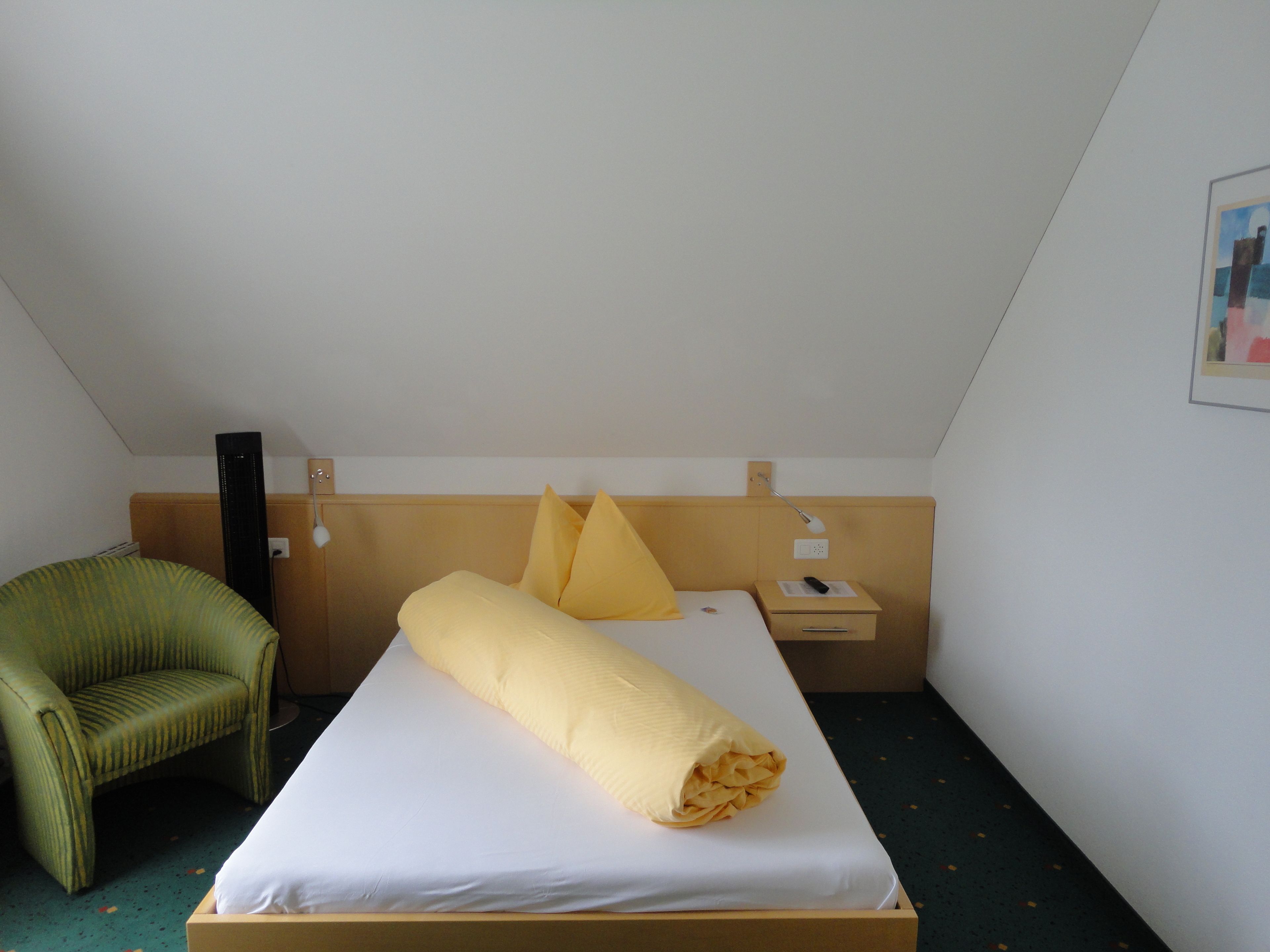 single room | minibar, in-room safe, desk, soundproofing