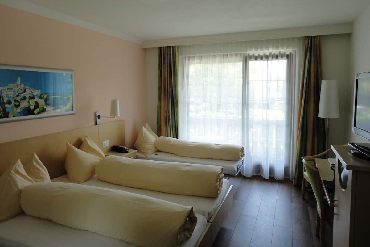 Triple Room | Minibar, in-room safe, desk, soundproofing