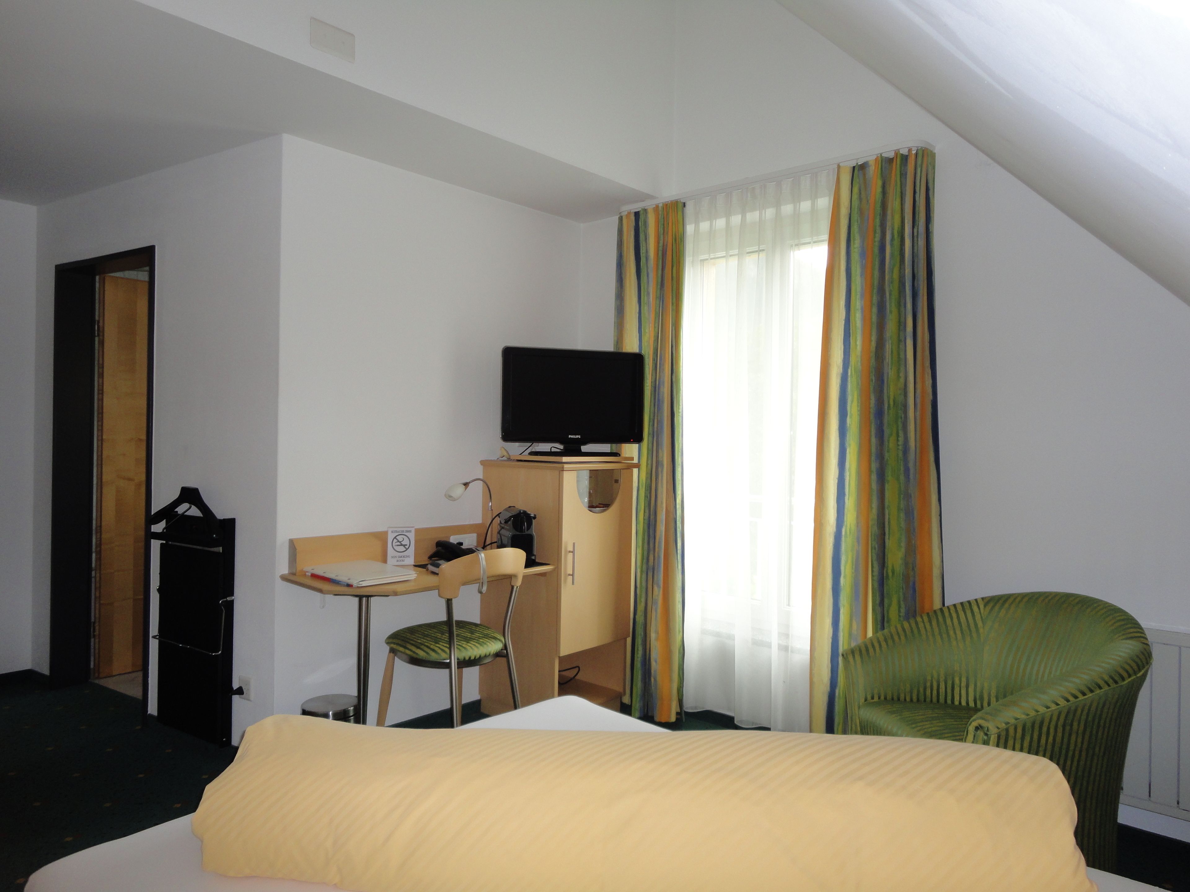 single room | minibar, in-room safe, desk, soundproofing