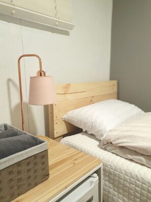 Economy Single Room | Premium bedding, down comforters, blackout drapes, free WiFi - FILL HOUSE (Seoul)