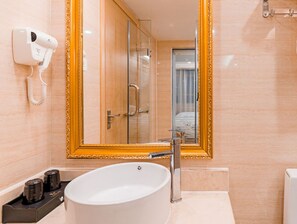 Shower, free toiletries, slippers, towels - Borrman Hotel Guangzhou Airport (Guangzhou)
