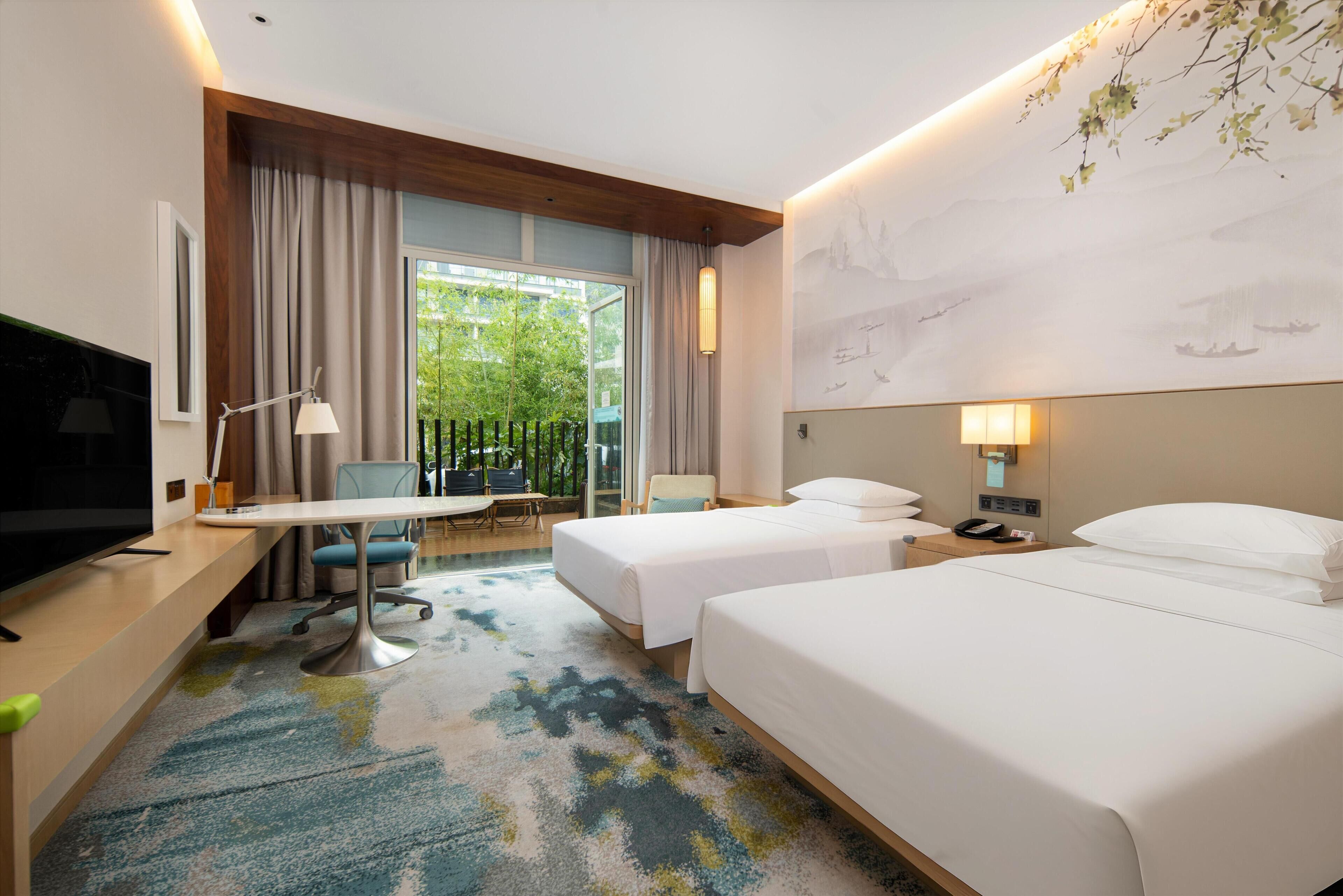 أغطية فراش متميزة وخزنة داخل الغرفة ومكتب وستائر تعتيم