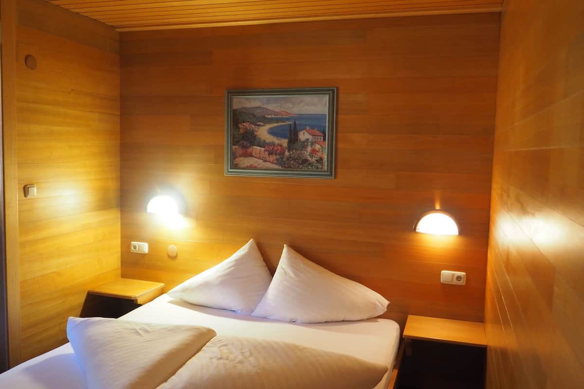 standard double room, lake view | individually decorated, individually furnished, free wifi