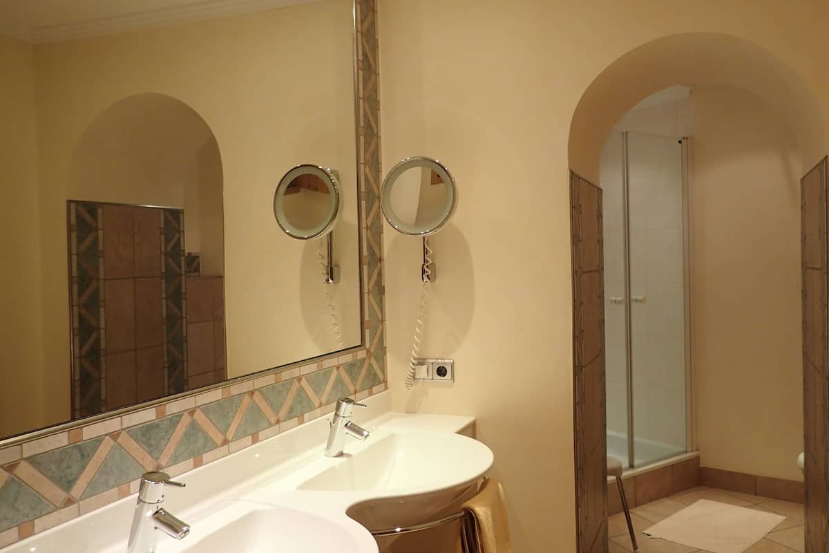 apartment (medium) | bathroom | hair dryer, towels