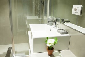 Deluxe Double or Twin Room, Garden View | Bathroom | Free toiletries, hair dryer, bidet, towels