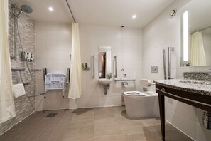 Bathroom shower - Hampton by Hilton Edinburgh West End (Edinburgh)