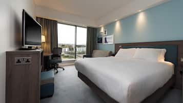 Ropa de cama hipoalergénica y caja de seguridad en la habitación