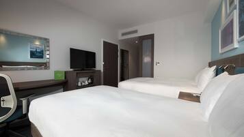 Ropa de cama hipoalergénica y caja de seguridad en la habitación