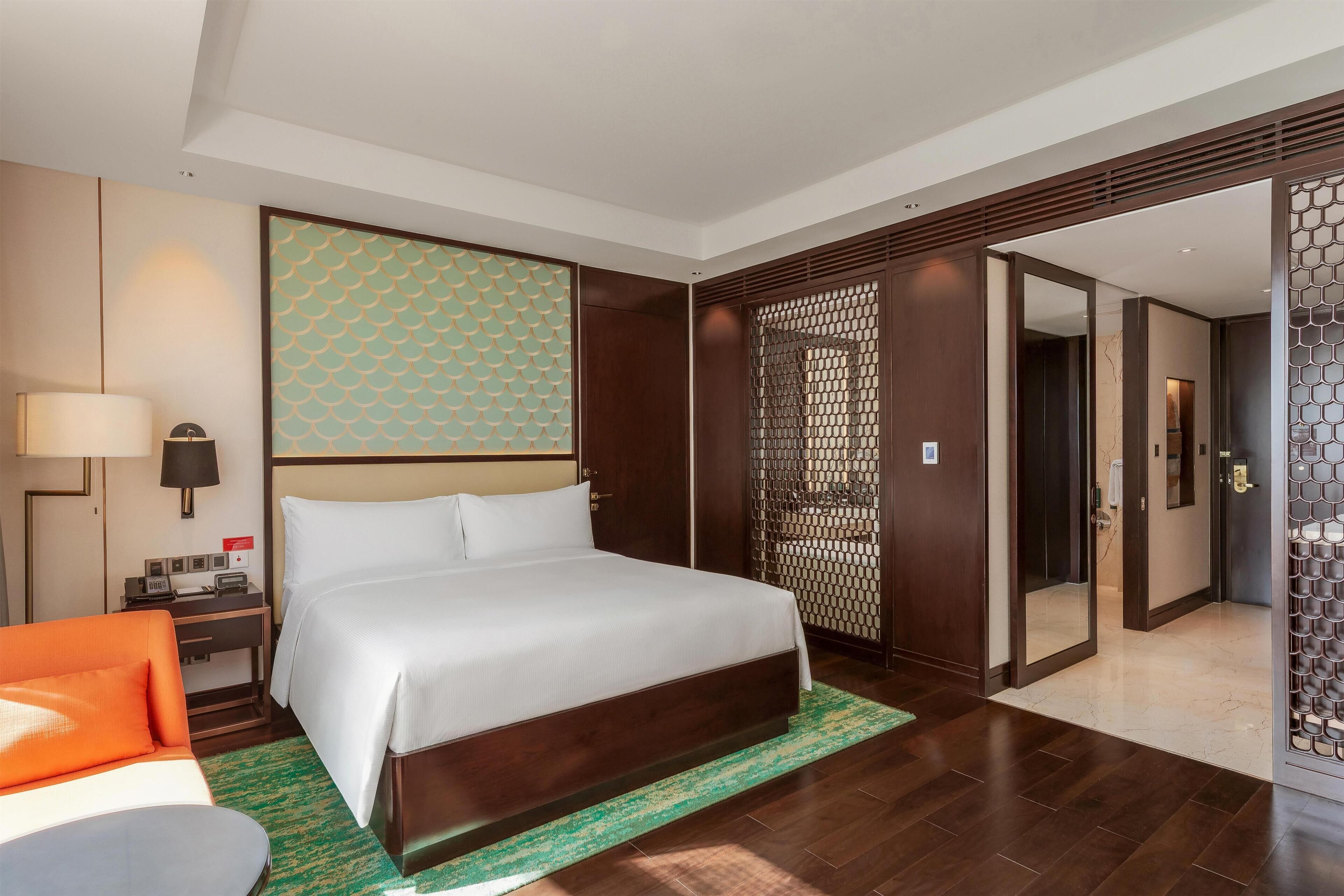 Habitación, 1 cama de matrimonio grande, accesible para personas con discapacidad | Minibar, caja fuerte, escritorio y espacio para trabajar con un portátil
