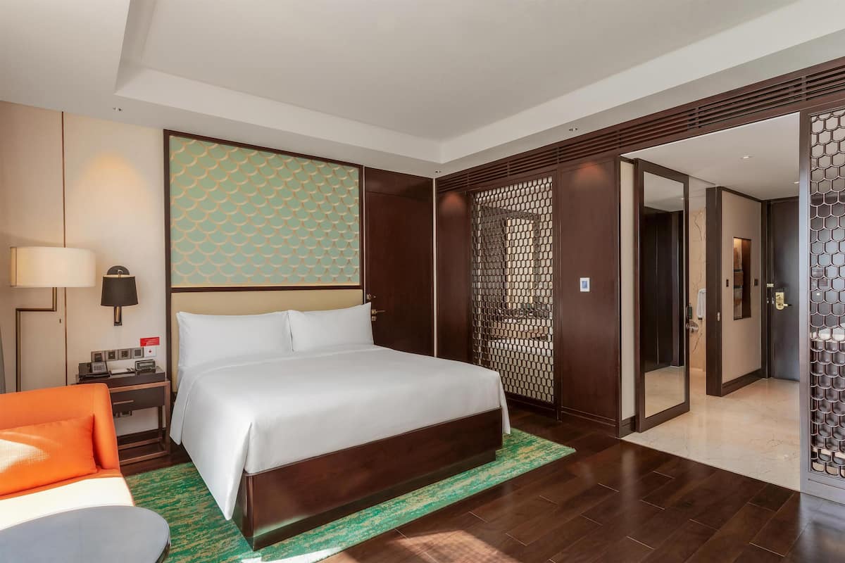 Room, 1 King Bed, Accessible | Minibar, in-room safe, desk, laptop workspace