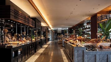 2 Restaurants; Mittagessen und Abendessen werden serviert