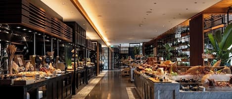 2 restaurantes; se sirven comidas y cenas