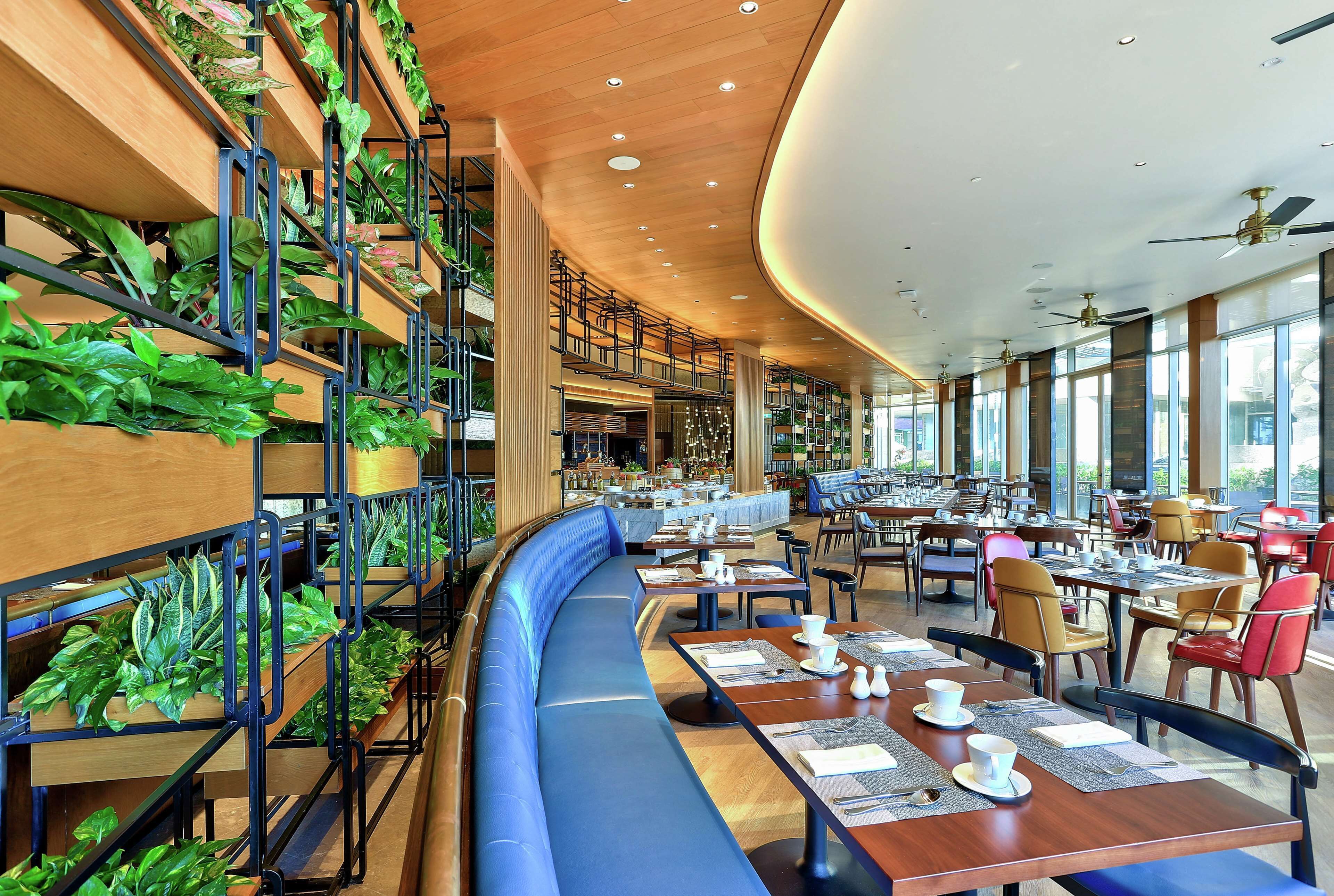 2 restaurants; ze serveren er lunch en diner 