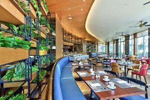 2 か所のレストラン : ランチ、ディナーに営業