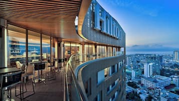 3 restaurants; lunch, dinner, and brunch served