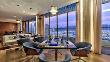 3 restaurants; lunch, dinner and brunch served