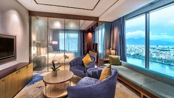 Presidential Suite, 2 Bedrooms | Ruang tamu | 55 inci televisyen LCD dengan kabel, pendiangan