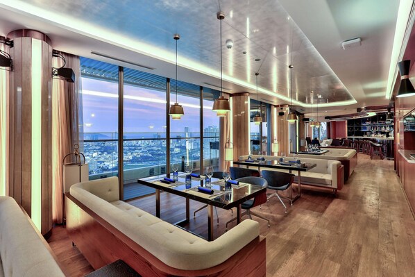 2 restaurants, lunch, dinner served; Fusion cuisine - Hilton Da Nang (Da Nang)