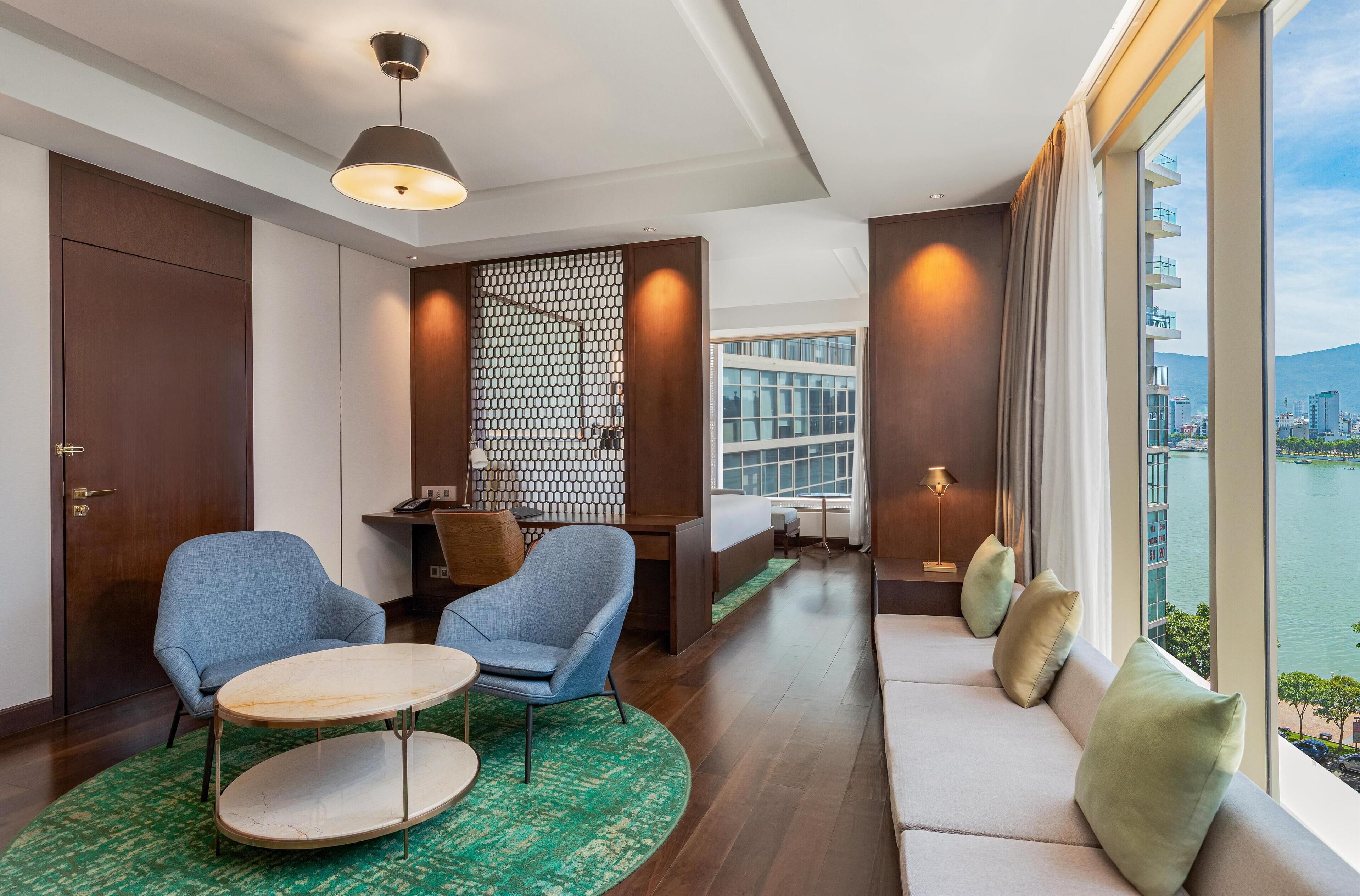 Suite, 1 Bedroom, City View | Living area