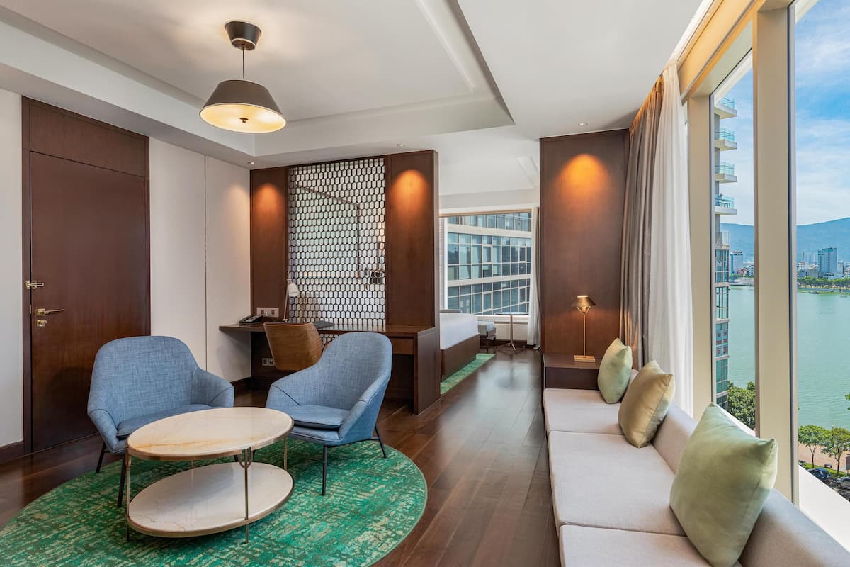 Suite, 1 Bedroom, City View | Living area