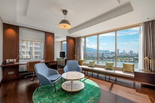 套房, 1 间卧室, 河景 | 起居区 | 55-英寸液晶电视 （配备有线频道）、壁炉