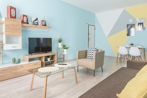 Apartamento de lujo, 1 habitación | Zona de estar | Una televisión de pantalla plana