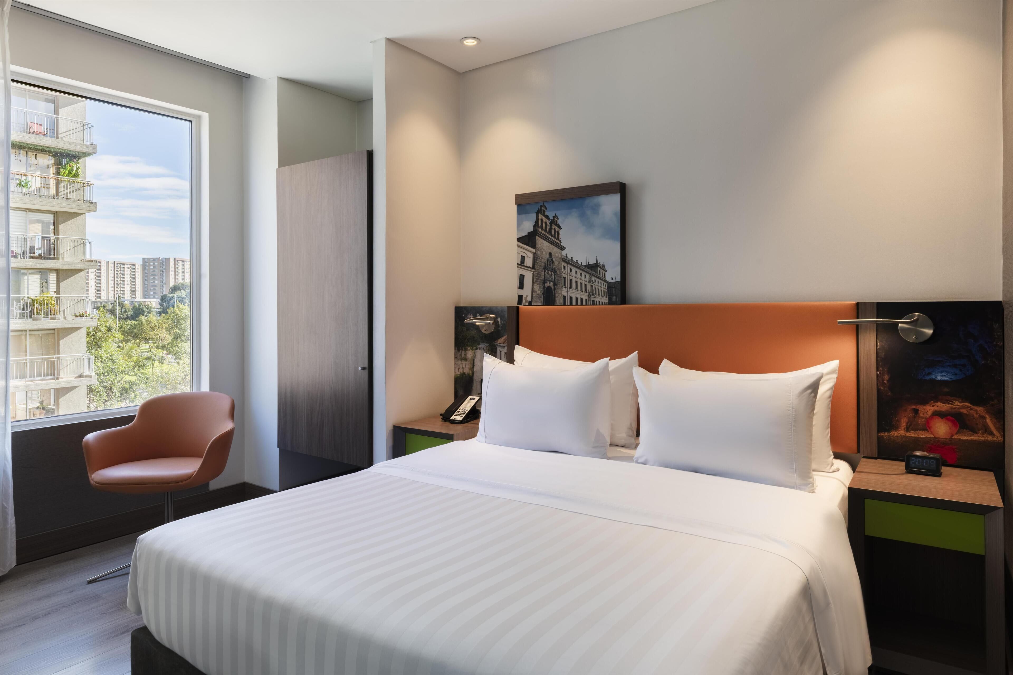 Quarto, 1 cama Queen | Roupas de cama premium, edredons de pluma, camas Select Comfort