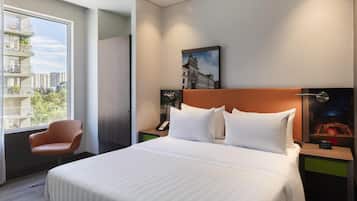 Quarto, 1 cama Queen | Roupas de cama premium, edredons de pluma, camas Select Comfort