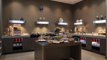 Een buffet met diverse gerechten en toevoegingen.