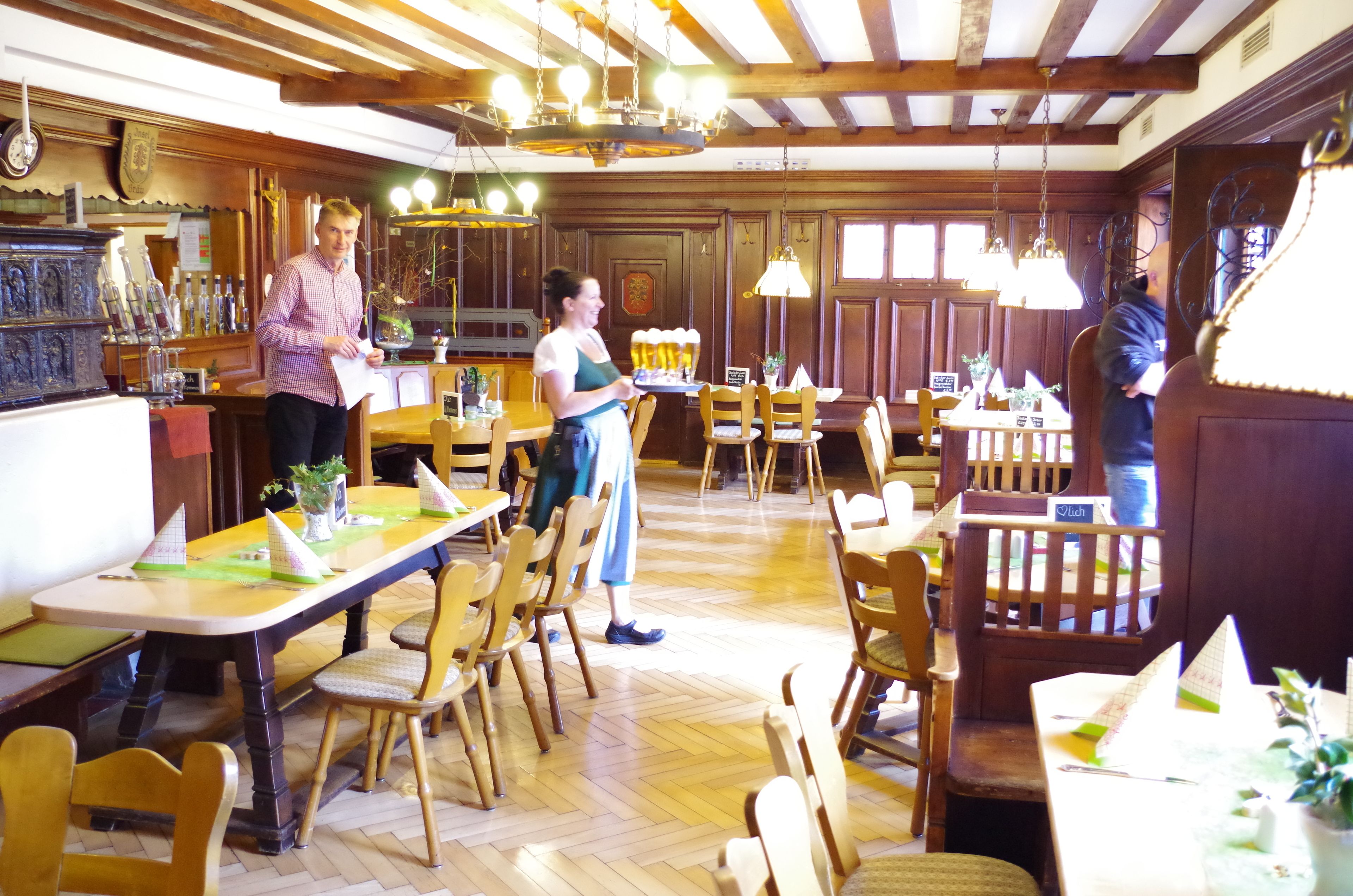 Serveert lunch en diner, regionale gerechten