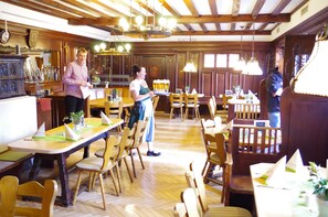 Se sirven comidas, cenas y cocina regional 