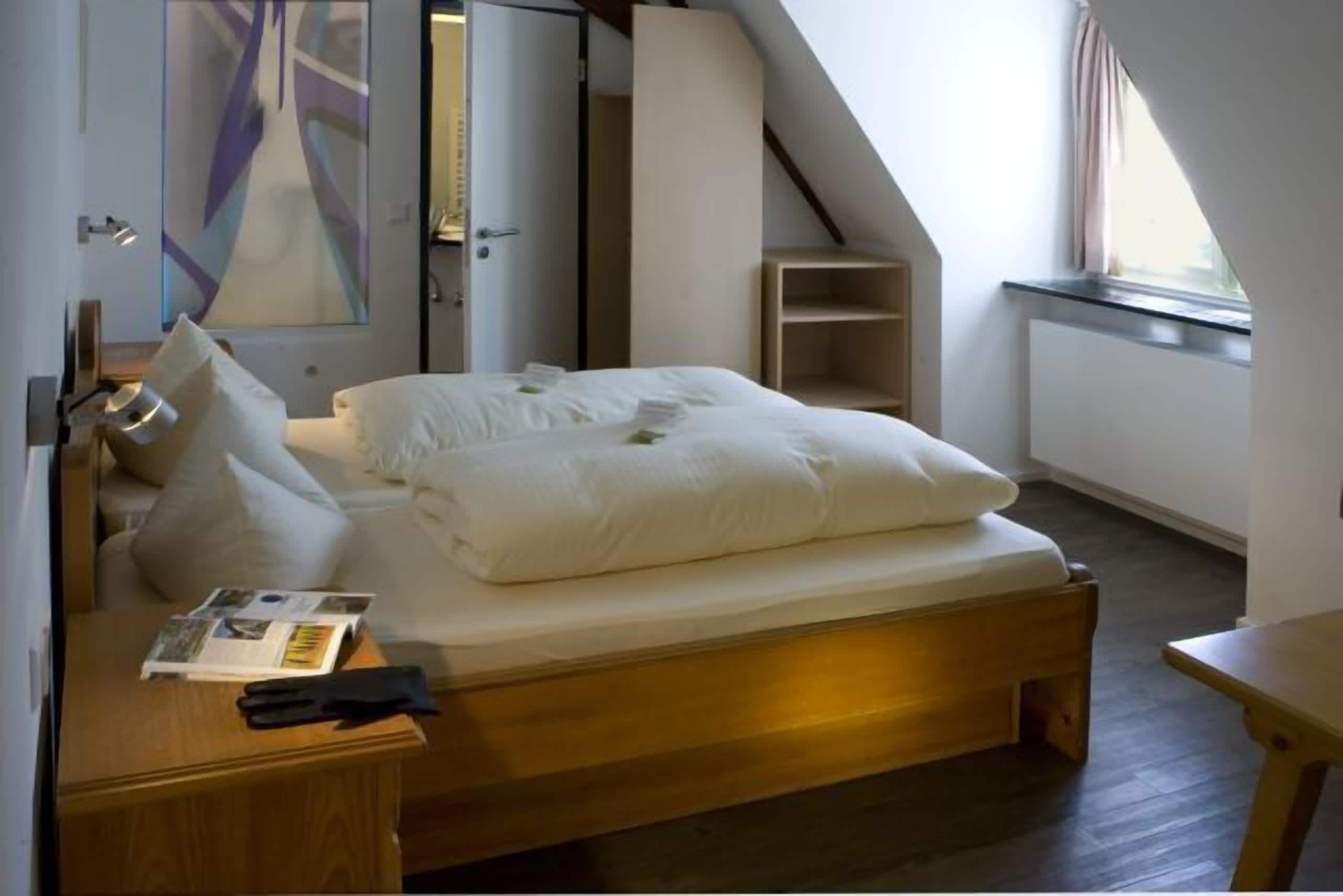 Ropa de cama hipoalergénica, escritorio y wifi gratis 