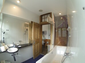 Kahden hengen comfort-huone, 1 makuuhuone | Kylpyhuone | Ilmaiset hygieniatuotteet, pyyhkeet
