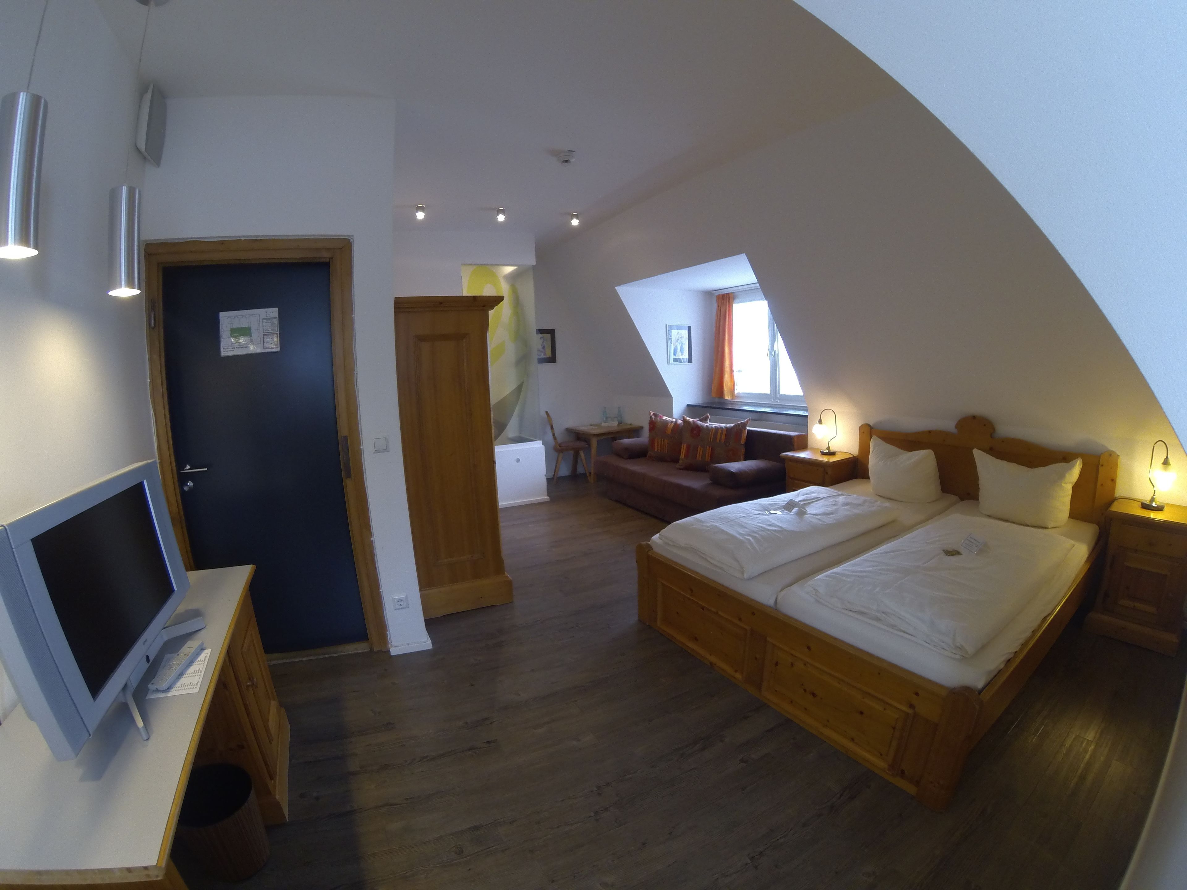 Family Room, 1 Bedroom | Hypo-allergenic bedding, desk, free WiFi