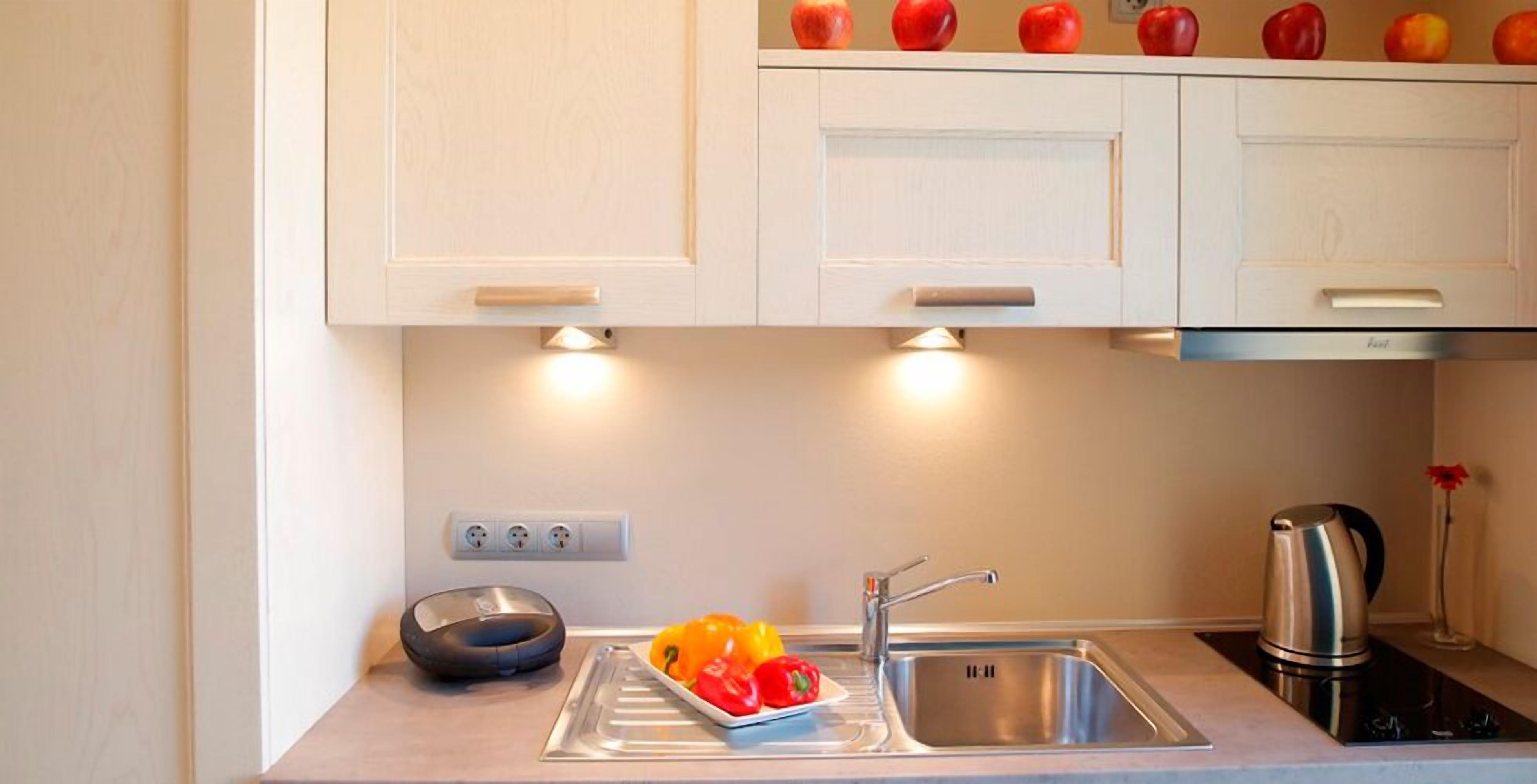 Refrigerador, placa de cocina, tetera/pava eléctrica