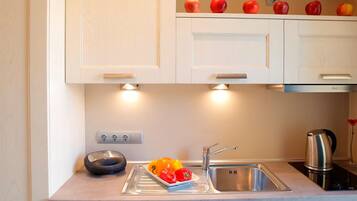 Refrigerador, placa de cocina, tetera/pava eléctrica