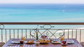 Am Strand, Liegestühle, Sonnenschirme, Strandtücher