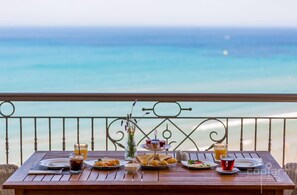 在海滩、沙滩椅、海滩遮阳伞、沙滩毛巾