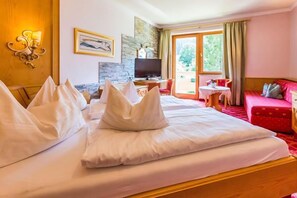 Deluxe Double Room, 1 Bedroom, Balcony, Mountain View