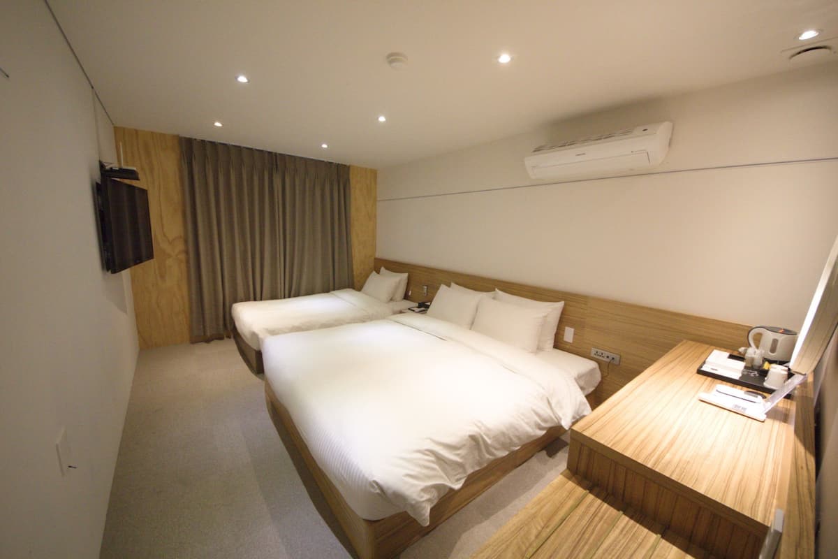 Kamar Twin Keluarga | Selimut bulu angsa, meja kerja, dan ruang kerja ramah laptop